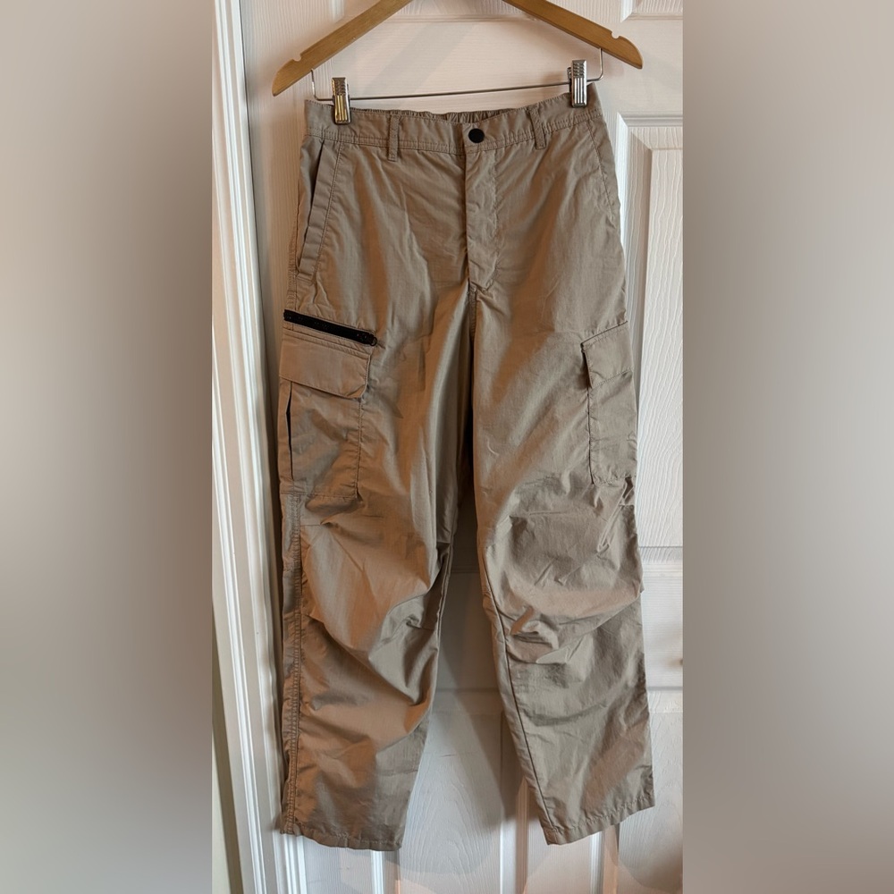 H&M Men’s regular fit cargo joggers in a tan color. 
